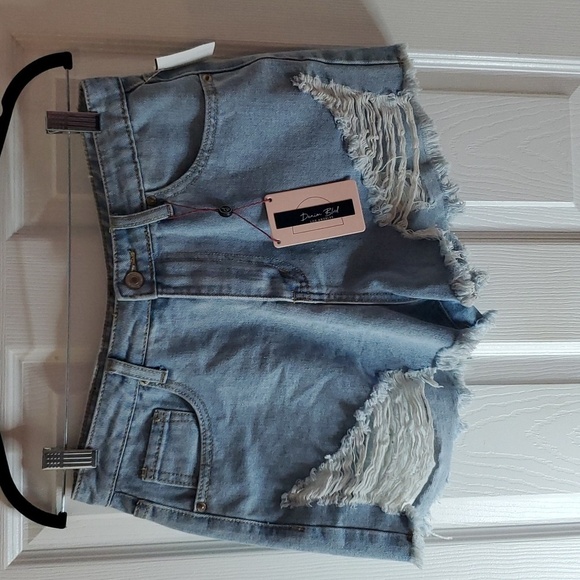 🍀New Distressed Jean Shorts Size M - Picture 2 of 4
